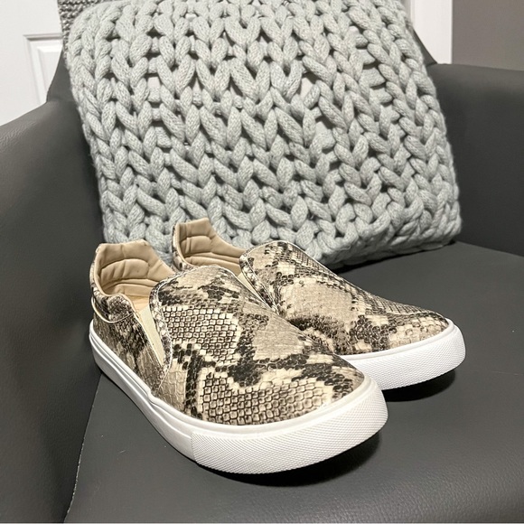 BRAND NEW Steve Madden Natural Snake Slip-On Sneakers - Picture 3 of 6